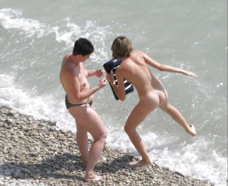 Jóvenes nudistas en la playa
 #1011796