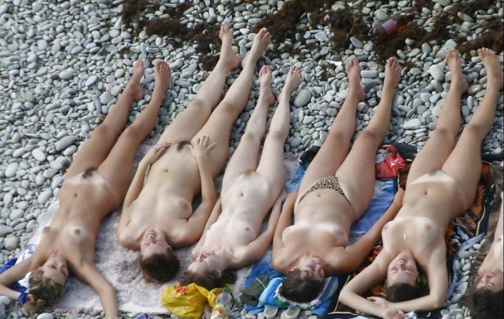 Jóvenes nudistas en la playa
 #1011942
