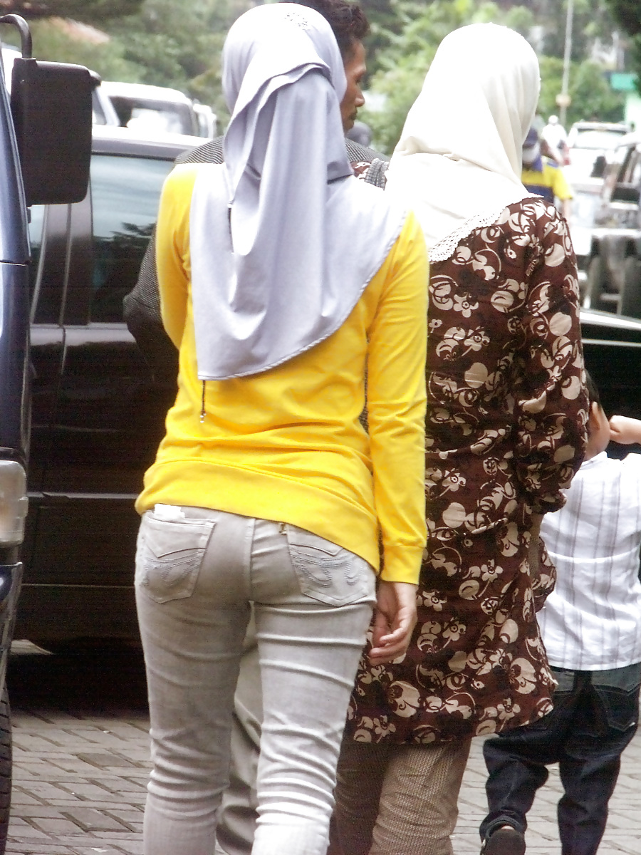 Sexy Mädchen In Hijab & Engen Jeans #14407948