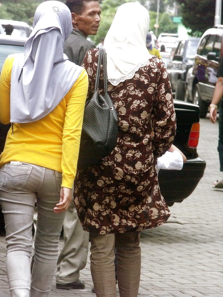 Sexy Mädchen In Hijab & Engen Jeans #14407958