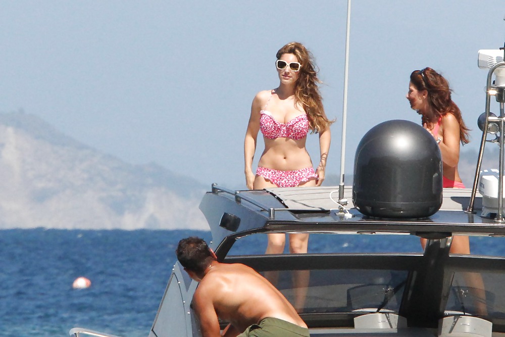 Kelly Brook che fa sesso in un bikini rosa su uno yacht ischia
 #4771044