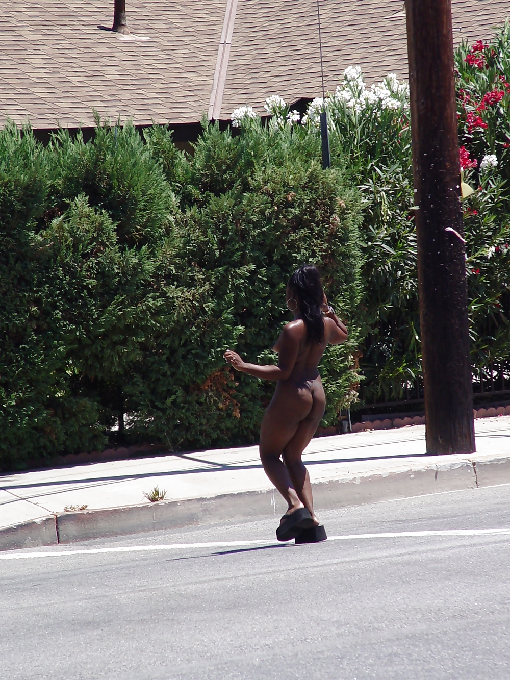 Donna nera nuda in pubblico
 #21827576