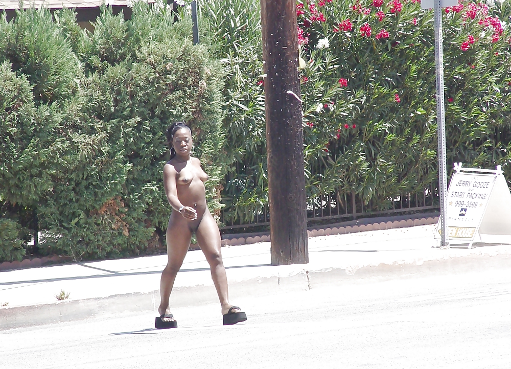 Donna nera nuda in pubblico
 #21827596
