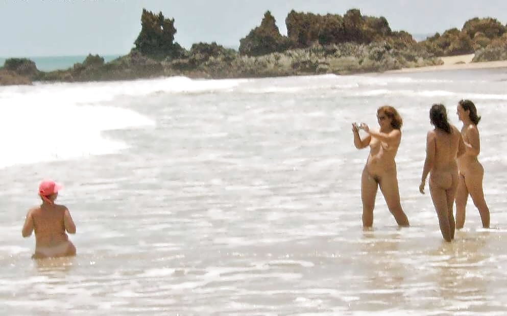 Jóvenes nudistas en la playa
 #1027445