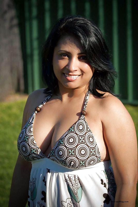 Indian ladies showing cleavage #9387392