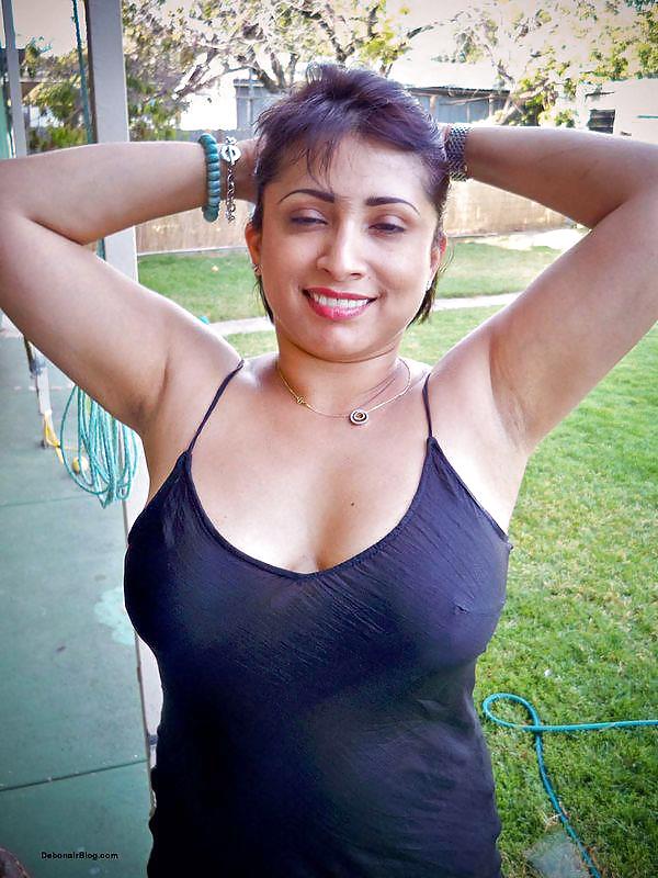 Indian ladies showing cleavage #9387402
