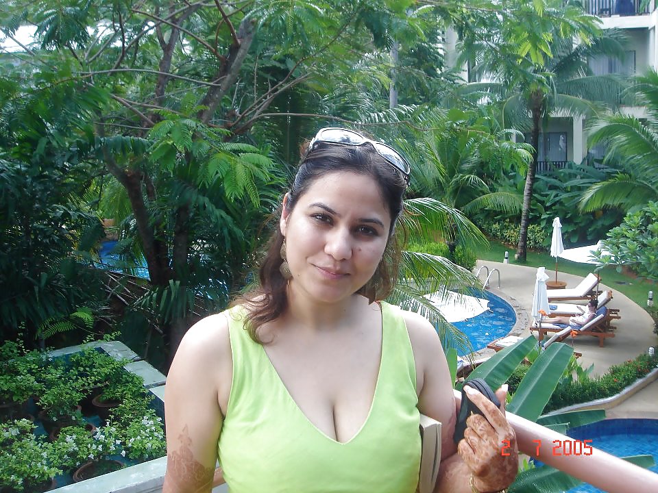 Indian girls folk showing cleavage #9387472