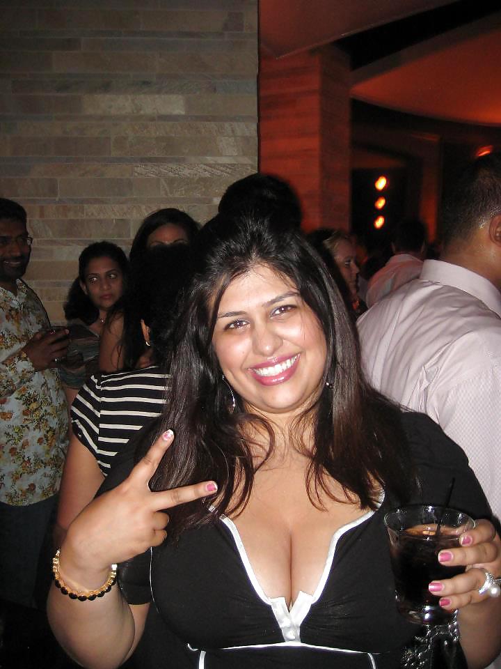 Indian ladies showing cleavage #9387485