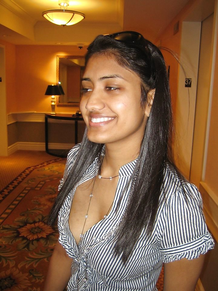 Indian ladies showing cleavage #9387547