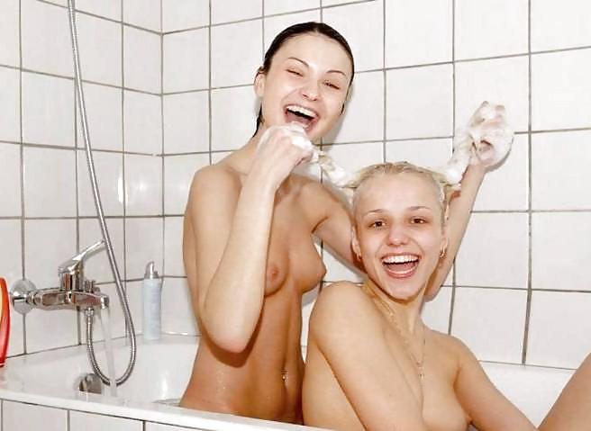 Zwei Lesben Im Badezimmer #9160055