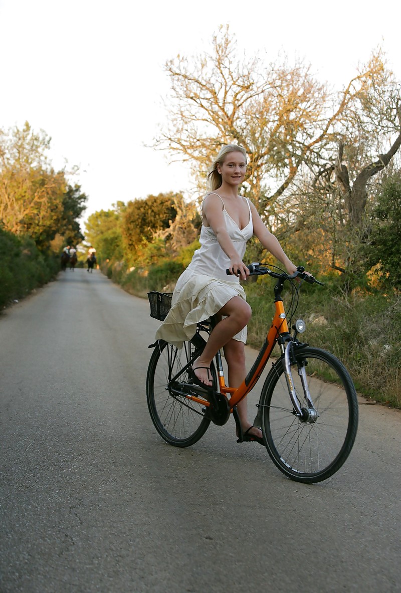 Blonde Mädchen Auf Dem Fahrrad, Byblondelover. #3621311