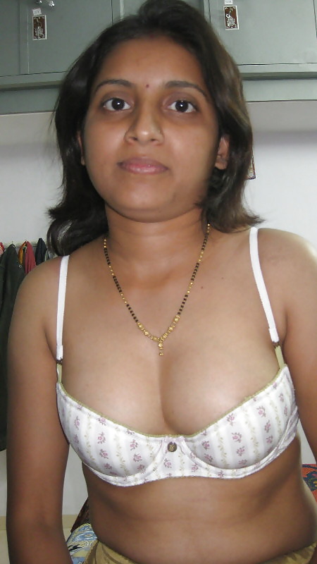 Indian aunty showing #2905929