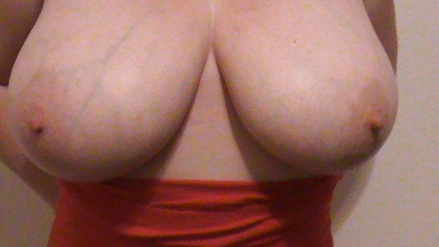 36 F natural boobs Lateshay red mini skirt pics  #1387331