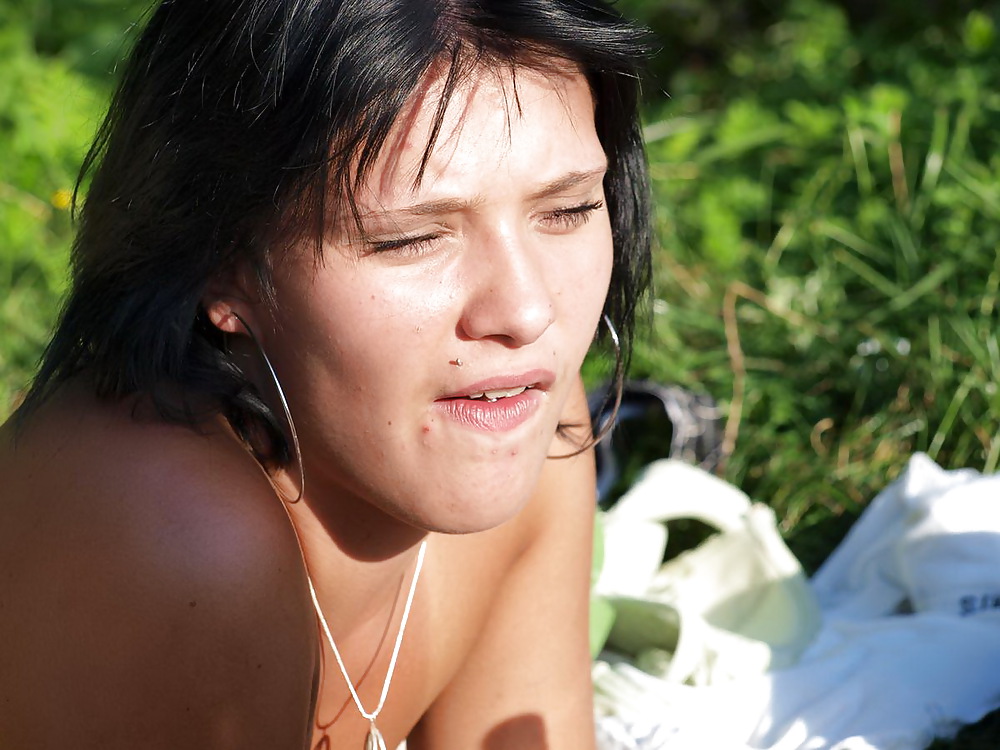 Dos amigas en la naturaleza
 #22583531