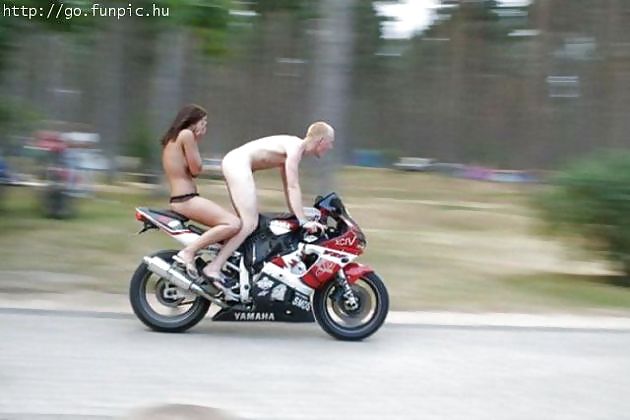 バイクに乗った裸のお尻
 #20780672