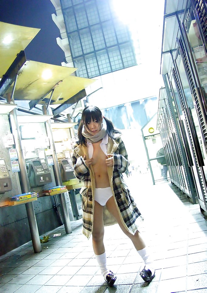Chicas japonesas desnudas al aire libre
 #2467922