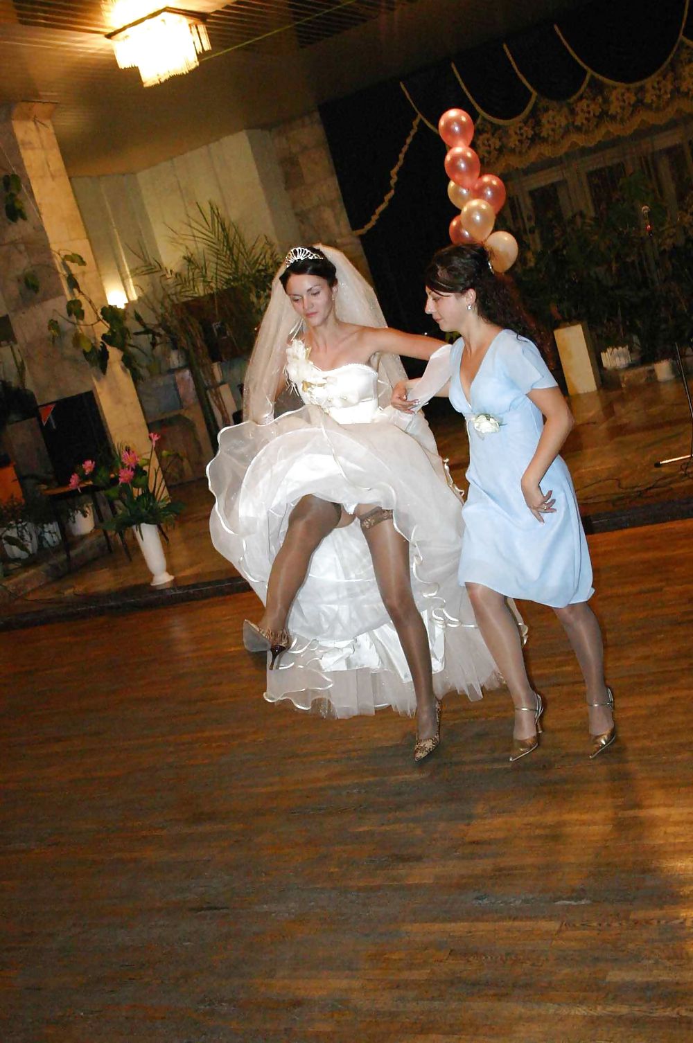 結婚式・花嫁のアップスカート
 #7208929