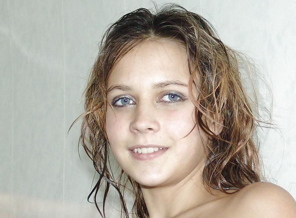 Peu Liza - Sexy Dans Le Bain De Natation #2184085