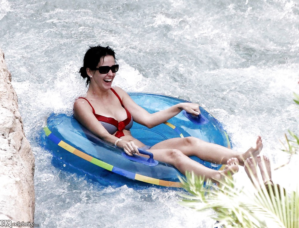 Katy Perry floats #18273929