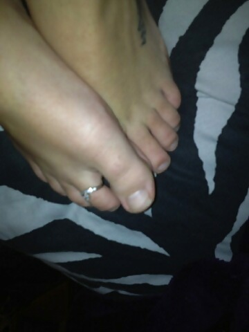 妻の足は裸足で自然な足指 
 #8687667