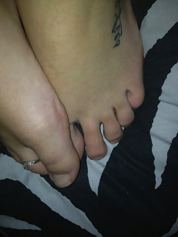 妻の足は裸足で自然な足指 
 #8687678