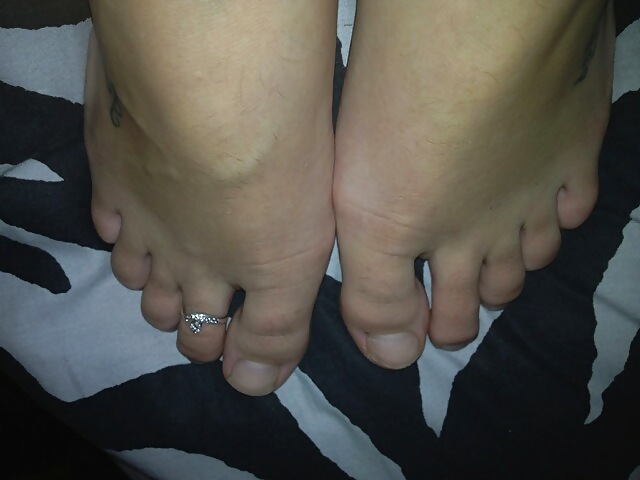妻の足は裸足で自然な足指 
 #8687683