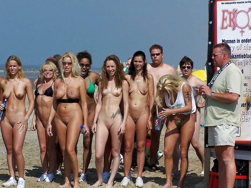 Mädchen, Die Zusammen Nackt Am Strand Hinunter #15055392