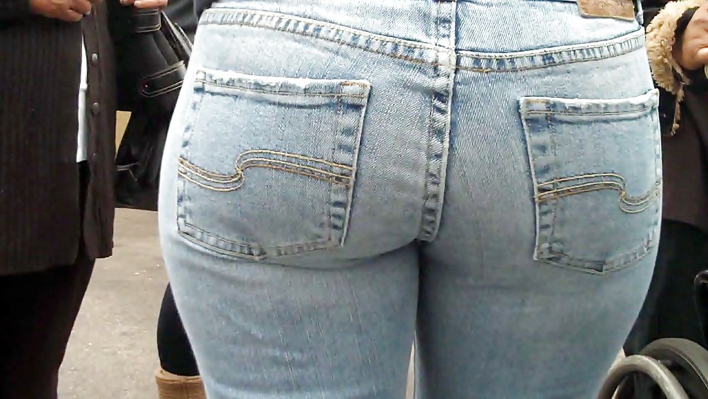 A caccia di culi e chiappe lisce in jeans
 #3663971