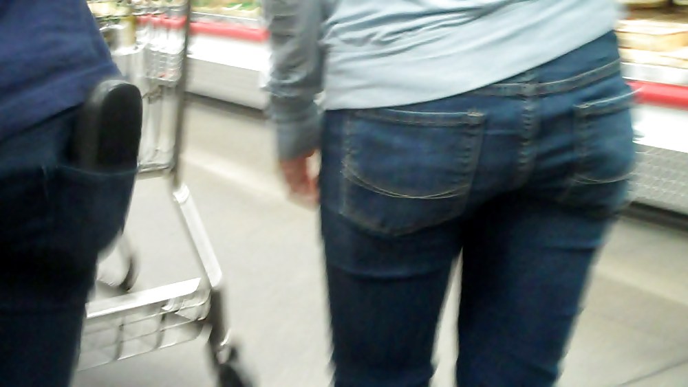 A caccia di culi e chiappe lisce in jeans
 #3664237