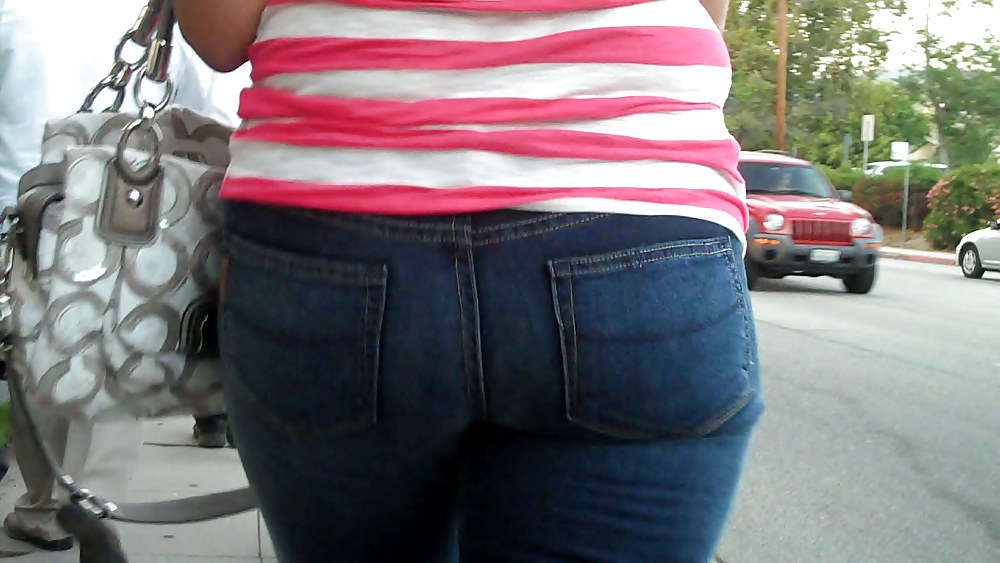 A caccia di culi e chiappe lisce in jeans
 #3664654