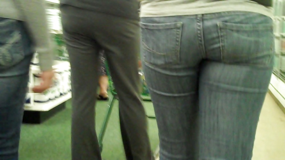 A caccia di culi e chiappe lisce in jeans
 #3665115