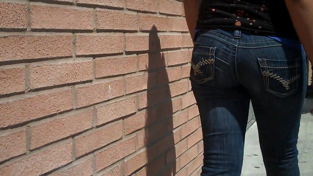 A caccia di culi e chiappe lisce in jeans
 #3665143