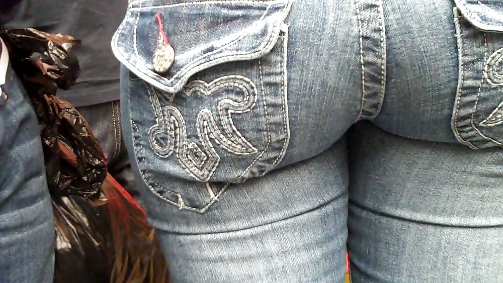 A caccia di culi e chiappe lisce in jeans
 #3665276