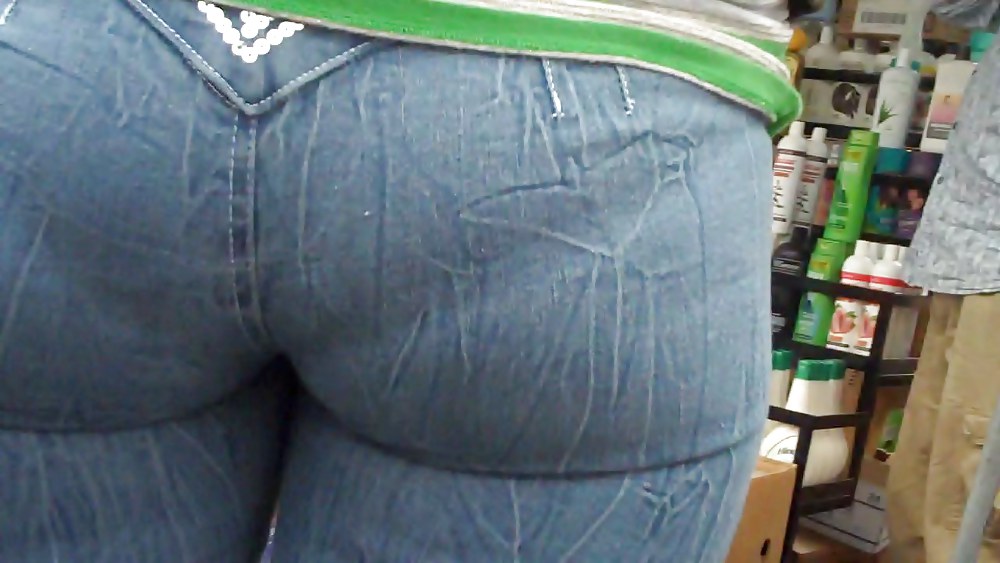 A caccia di culi e chiappe lisce in jeans
 #3665390