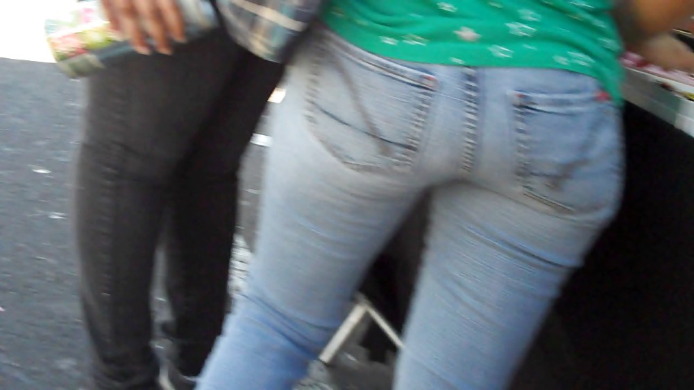 A caccia di culi e chiappe lisce in jeans
 #3665520