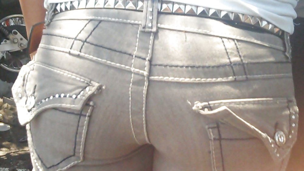 A caccia di culi e chiappe lisce in jeans
 #3665695