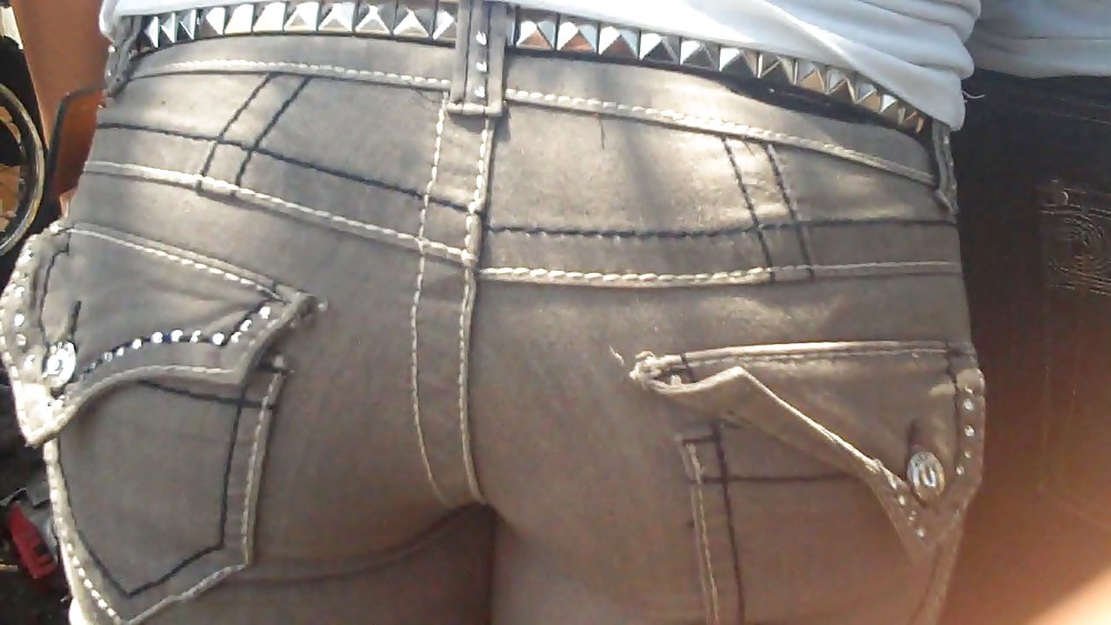 A caccia di culi e chiappe lisce in jeans
 #3665922