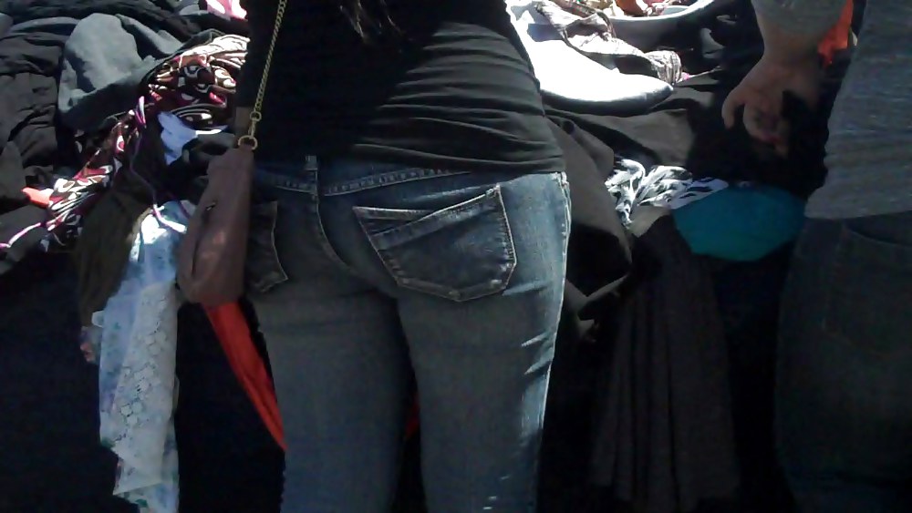 A caccia di culi e chiappe lisce in jeans
 #3665979