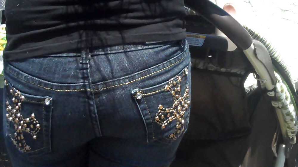 A caccia di culi e chiappe lisce in jeans
 #3666196