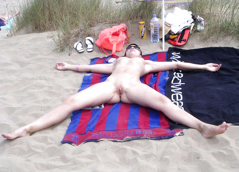 Nudisti naturisti pubblico all'aperto flash #13
 #12934681