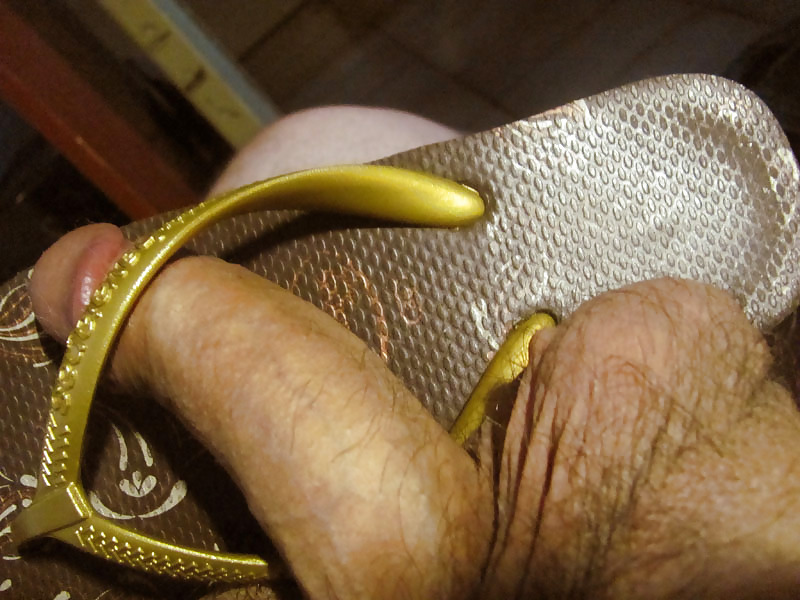 Brincando com as havaianas dela.....
 #18673668