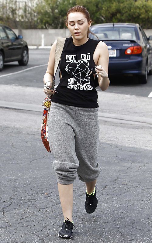 Miley Cyrus going to a gym in Toluca Lake #4461297