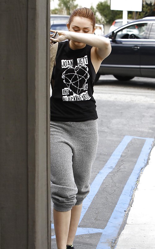 Miley Cyrus going to a gym in Toluca Lake #4461320