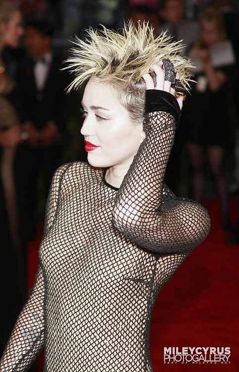 Sexy caldo miley cyrus met gala maggio 2013
 #20008727