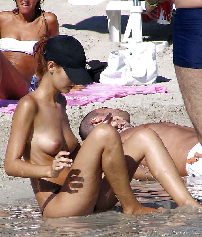 Ragazze in topless sulla spiaggia 1.
 #8089148