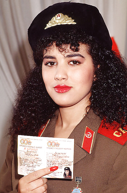 Brunette In Der Uniform Von Ihrem Freund Stieß Immer #14153483