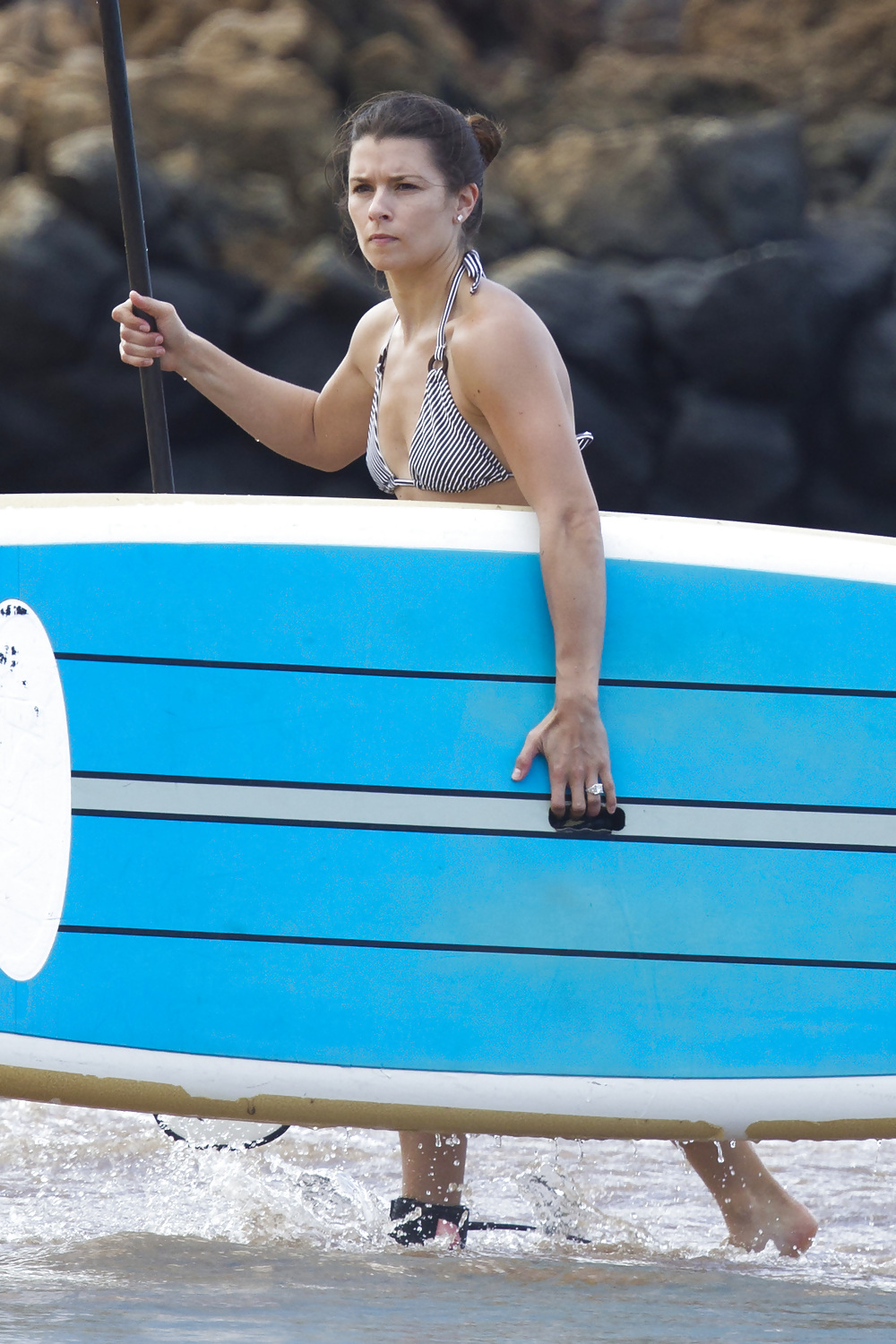 Danica patrick che indossa un bikini su una spiaggia in hawaii
 #6481268
