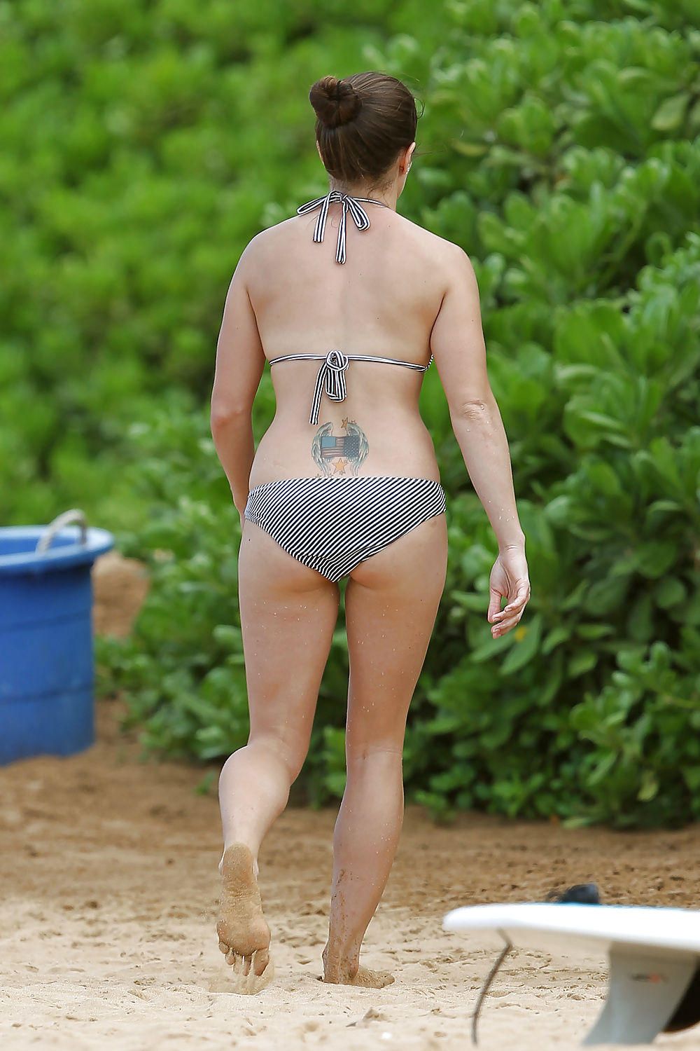 Danica patrick che indossa un bikini su una spiaggia in hawaii
 #6481275