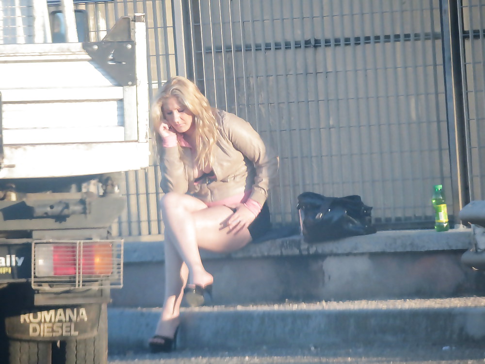 Prostitute in strada #13865424