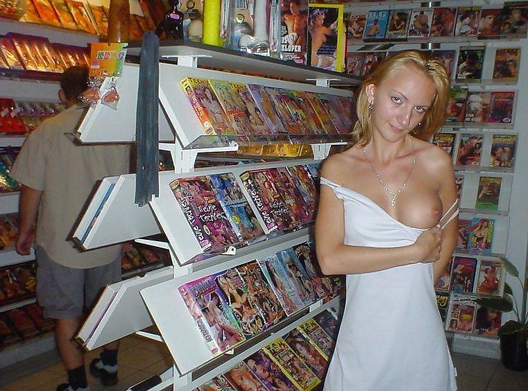 Blonde Amateur Blinkt In Sex-shop Bysail #5040079